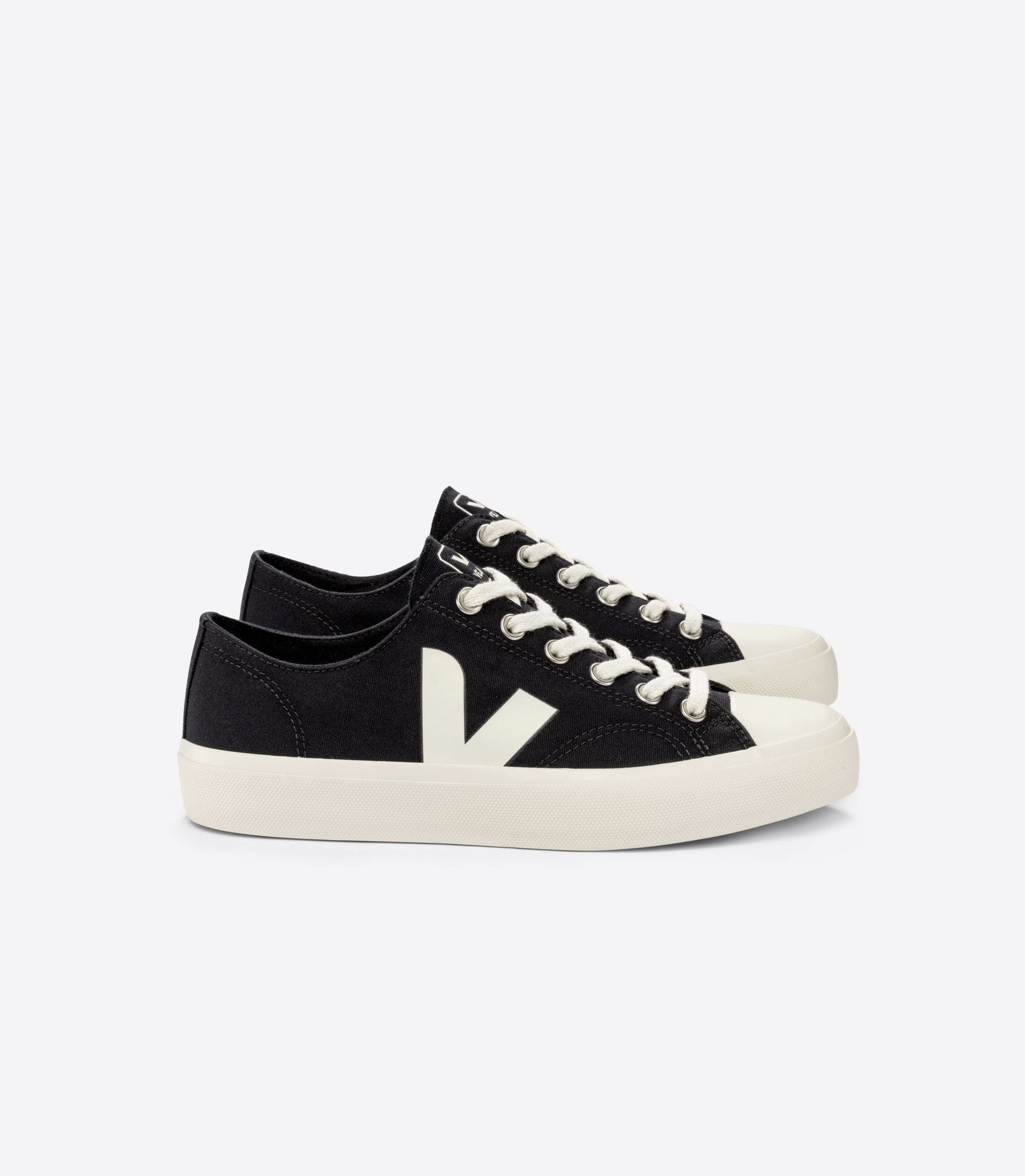 PL0101397A_1.jpg Wata II Low Canvas in Black Pierre from Veja - Image 1
